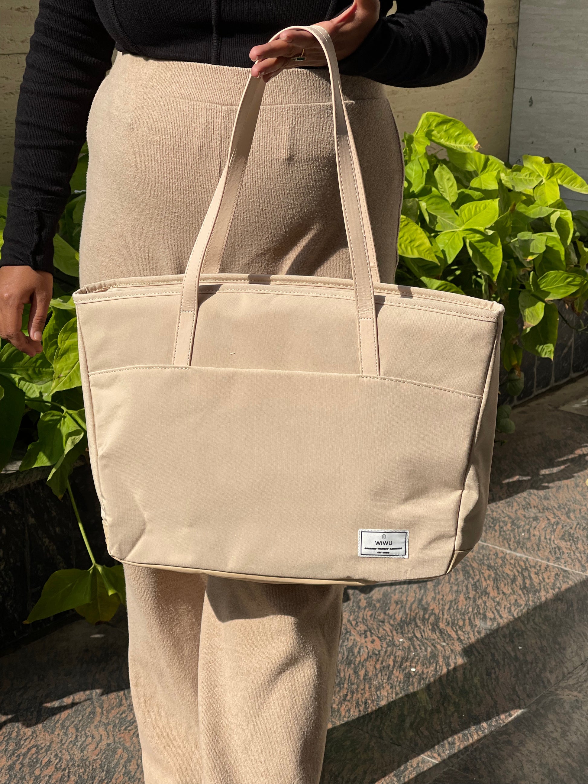 Ora Tote bag